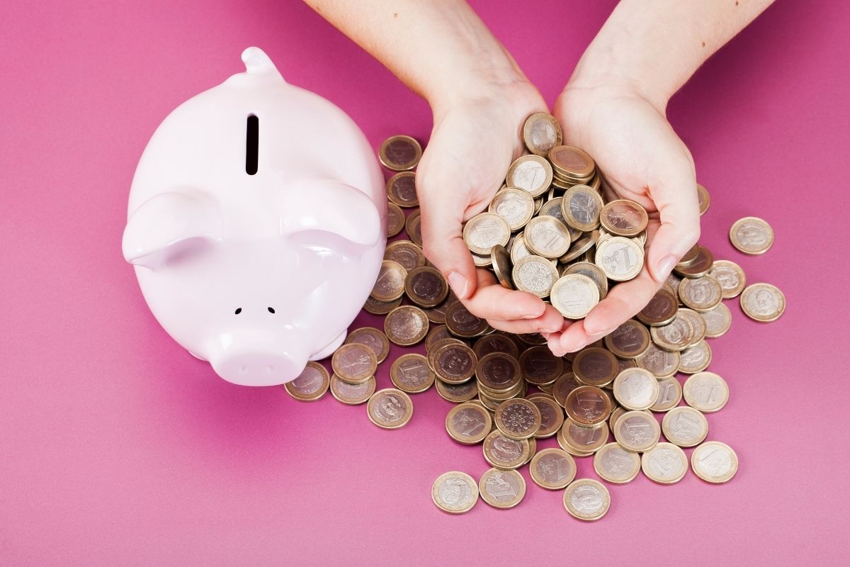 Pink background with piggy bank