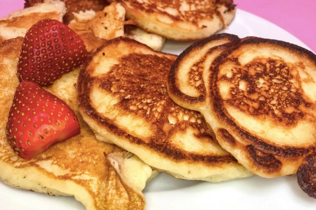 eggless pancakes with strawberries