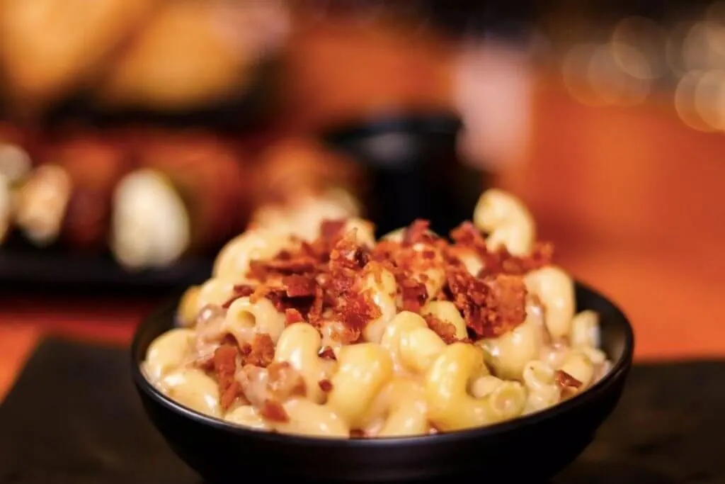 Mac 'n' cheese with bacon on top