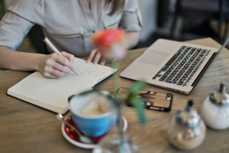5 Pros for Choosing an Essay Writing Service as Your Personal Helper